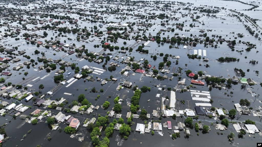 Вид на затопленный город Олешки на левом берегу реки Днепр, который оккупирован российскими войсками. Затопление произошло после подрыва Каховской ГЭС. Херсонская область, Украина, июнь 2023 года