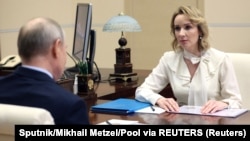 Moscova, 16 februarie 2023. Președintele rus Vladimir Putin și comisarul prezidențial rus pentru drepturile copilului, Maria Lvova-Belova. Pe 17 martie 2023, Curtea Penală Internațională (CPI) a emis un mandat de arestare a acestora.