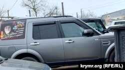 Автомобиль с фото погибшего военного РФ в Керчи