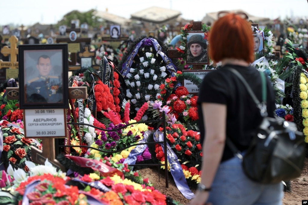 Varret e ushtarëve rusë të vrarë në Ukrainë shihen në një varrezë afër Voldodradit, në jug të Rusisë, në mars 2022.