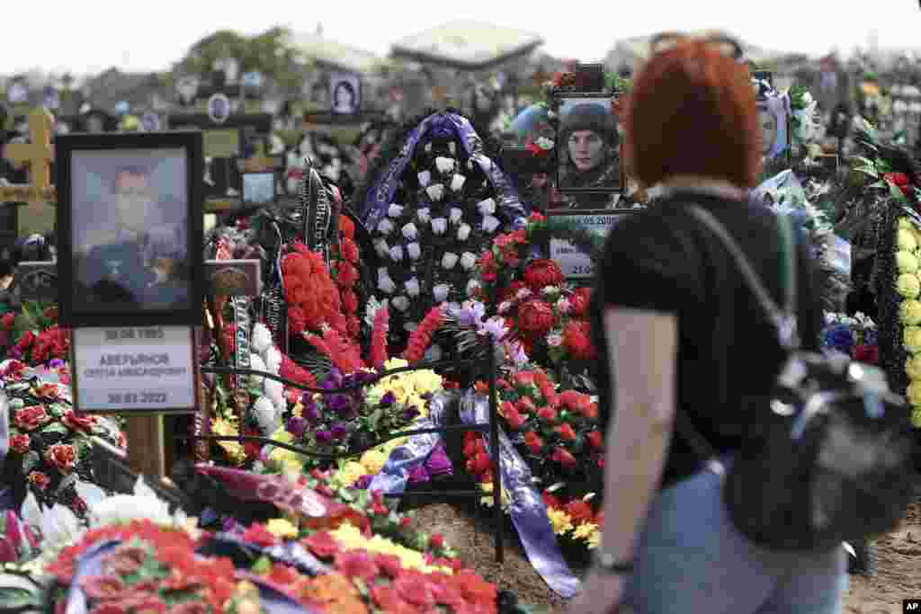 Varret e ushtarëve rusë të vrarë në Ukrainë shihen në një varrezë afër Voldodradit, në jug të Rusisë, në mars 2022.