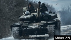 Prezident Wolodymyr Zelenski ukrain güýçleriniň front liniýasyny saklaýandyklaryny aýdýar.