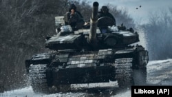 Ukrajinski vojnici na tenku u ratištu u Bahmutu, regija Donjeck, 20. februar 2023. 