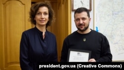 Генеральный директор ЮНЕСКО Одре Азуле и президент Украины Владимир Зеленский в Чернигове, 3 апреля 2023 года.