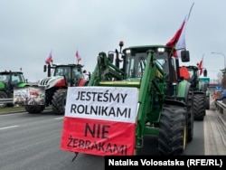 Страйк польських фермерів. Блокада дороги у селі Закрент на вʼїзді до Варшави. Польща, 20 березня 2024 року