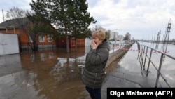 56-годишната Людмила Бородина, медицински работник, плаче в наводнен жилищен район на руския град Оренбург на 13 април.