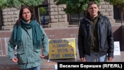 Андрей Карпов и Ирина Дмитриева протестират пред сградата на правителството в София. 