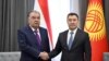 Президент Таджикистана Эмомали Рахмон (слева) и президент Кыргызстана Садыр Жапаров. Чолпон-Ата, 2 июня 2023 года.