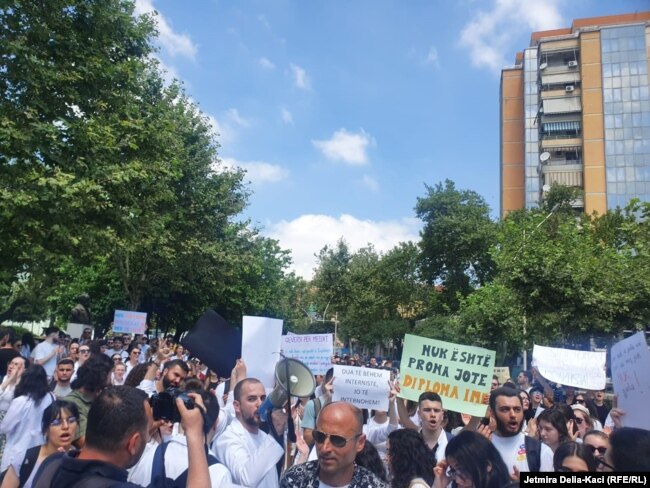 Studentët e mjekësisë duke protestuar para Kuvendit të Shqipërisë.