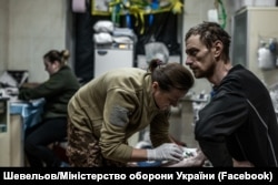 Раненым бойцам 110-й ОМБр ВСУ, покинувшим Авдеевку, оказывают медицинскую помощь