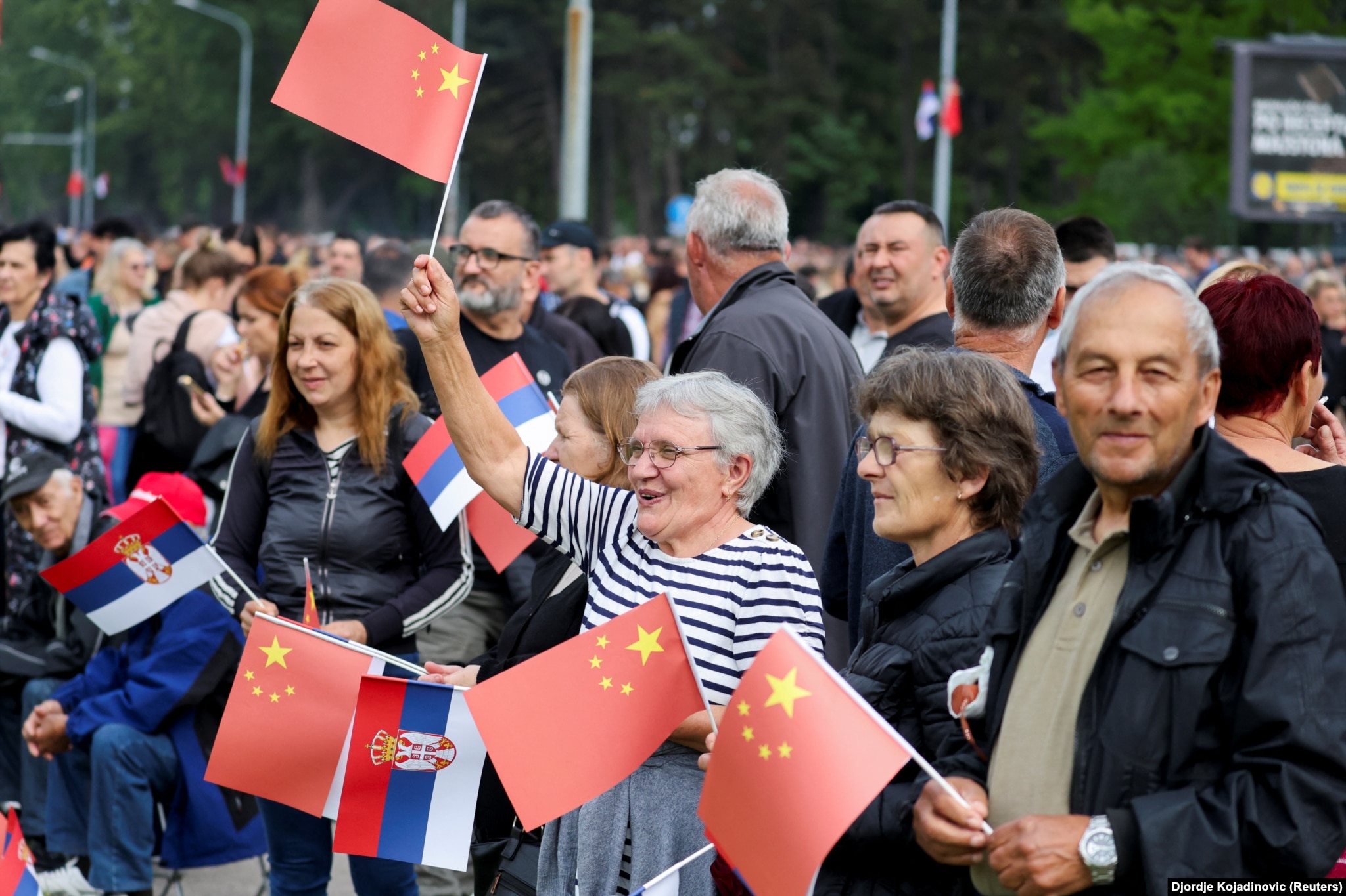 Qytetarët u mblodhën para Pallatit "Serbia" në Beograd gjatë vizitës së presidentit Kinez Xi Jinping, maj 2024.