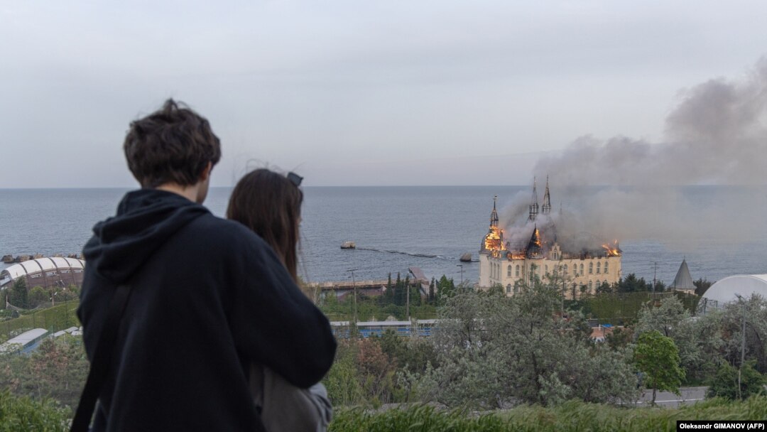 Una din consecințele atacului este incendierea „Castelului Kivalov”. Proprietatea de pe litoral este deținută de Academia de Drept din Odesa, dar este și reședința de vară a președintelui academiei ucrainene, Serghei Kivalov, fost deputat ucrainean.