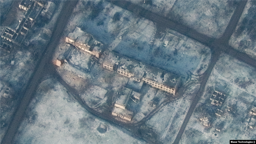 Покровское, село в Донецкой области, было оккупировано российскими войсками летом 2022 года. На втором спутниковом снимке видны повсеместные разрушения жилых домов и единственная школа в селе, которая также пострадала