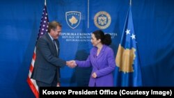 Ligjvënësi amerikan, Mike Turner me presidenten e Kosovës, Vjosa Osmani, gjatë një vizite në Ballkan, në gusht të këtij viti.