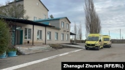 Машины скорой помощи у санатория «Шагала», где открыли отделение для заболевших корью. Актюбинская область, 23 октября 2023 года