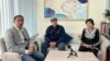 Қаңтарда полиция бөлімшесінің уақытша ұстау изоляторына қамалып, “жоғалып кеткен” Өзбекстан қазағы Мақсет Қанатбаевтың туыстары Бөгенбай (ортада) мен Маржан Қанатбаевтар (оң жақта). 