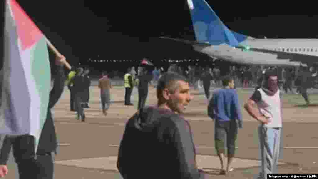 Orosz híradások szerint a tömeg még vasárnap körülvette a Red Wings orosz légitársaság repülőgépét. A beszámolók szerint több százan rohamozták meg az oroszországi Dagesztán fő repülőterét, és antiszemita jelszavakat skandálva keresték az izraeli Tel-Avivból érkező járat utasait