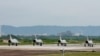 Tajvanski borbeni avioni Mirage 2000 čekaju da polete u bazi u Hsinchu na sjeveru Tajvana 23. maja 2024. 