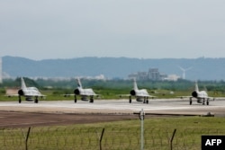Истребители Mirage 2000 тайваньских ВВС ждут взлета на базе в Синьчжу на севере Тайваня, 23 мая 2024 года