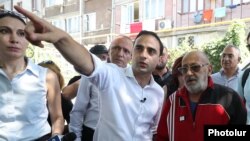 Armenia - The ruling Civil Contract parrty's mayoral candidate, Tigran Avinian, campaigns in Yerevan's Erebuni district, August 24, 2023.