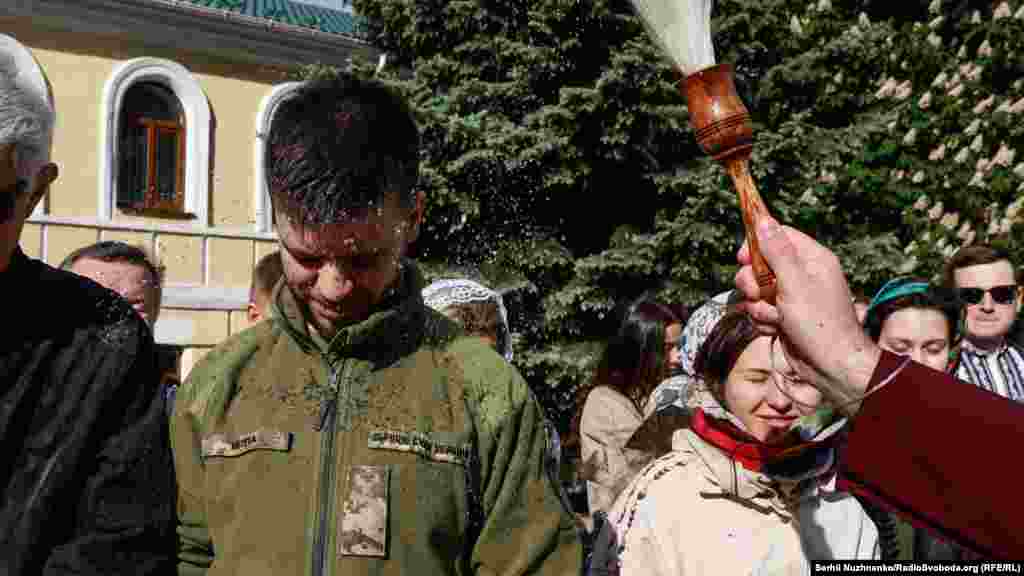 Az áldásért katonák is sorban álltak