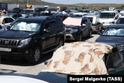 Vehiculele blocate la trecerea prin strâmtoarea Kerci pe 17 iulie, după ce serviciile de feriboturi au fost suspendate.
