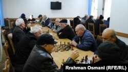 Disa pensionistë duke luajtur shah në Qendrën e Pensionistëve në Prishtinë. Ata thonë se janë të kënaqur me kushtet në këtë qendër.