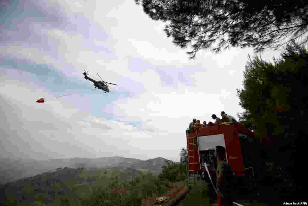 Helikopter Oružanih snaga Albanije iznad borove šume u selu Kraps u blizini grada Fier.&nbsp;26. juli 2023.