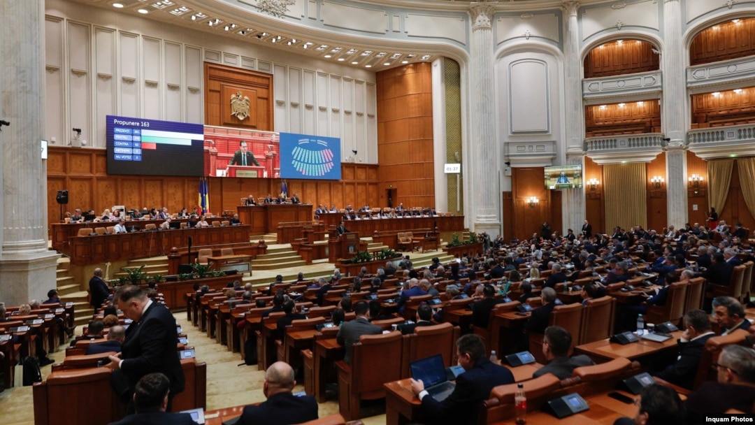 Legea bugetului de stat a fost adoptată miercuri seara târziu, cu o largă majoritate, dar și cu multe controverse.