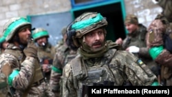 Ukrajinski vojnici se vraćaju iz teških borbi u blizini Bakhmuta.