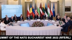 Президентите на България, Полша, Румъния, Унгария, Словакия, Литва, Латвия и Естония и чешкият премиер, се срещнаха във Варшава с американския президент Джо Байдън и с генералния секретар на НАТО Йенс Столтенберг