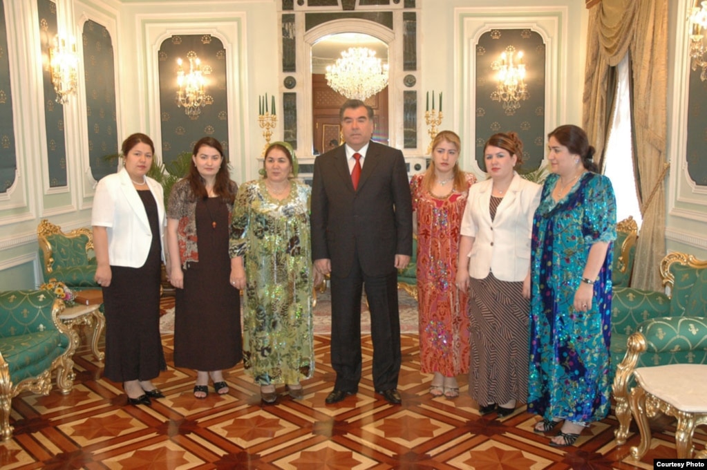 Президент Таджикистана Эмомали Рахмон (в центре) с членами своей семьи. Парвина Рахмонова, пятая дочь президента и владелица фармацевтической компании Sifat Pharma вторая справа. Точная дата фото неизвестна.