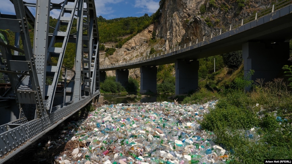 Ngufatja e lumit nga mbeturinat.