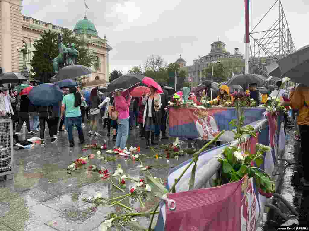 Građani ostavljaju cveće ispred zgrade Skupštine Srbije na četvrtom protestu protiv nasilja u Beogradu, 27. maj 2023.