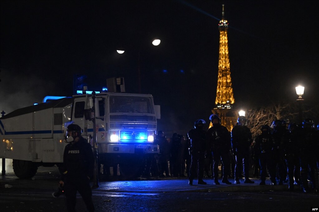 Sipas mediave lokale, policia arrestoi 217 persona në trazirat që shpërthyen në Place de la Concorde, në qendër të Parisit, pranë vendit të takimit të Dhomës së Ulët të Parlamentit.
