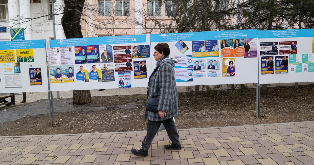 Қысқа юбка киген қыздардың қатысуымен жеке порно