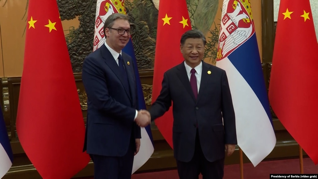Presidenti serb Aleksandar Vuçiq u takua me presidentin kinez Xi Jinping në Pekin. Në praninë e tyre u nënshkrua Marrëveshja për tregti të lirë ndërmjet Serbisë dhe Kinës.