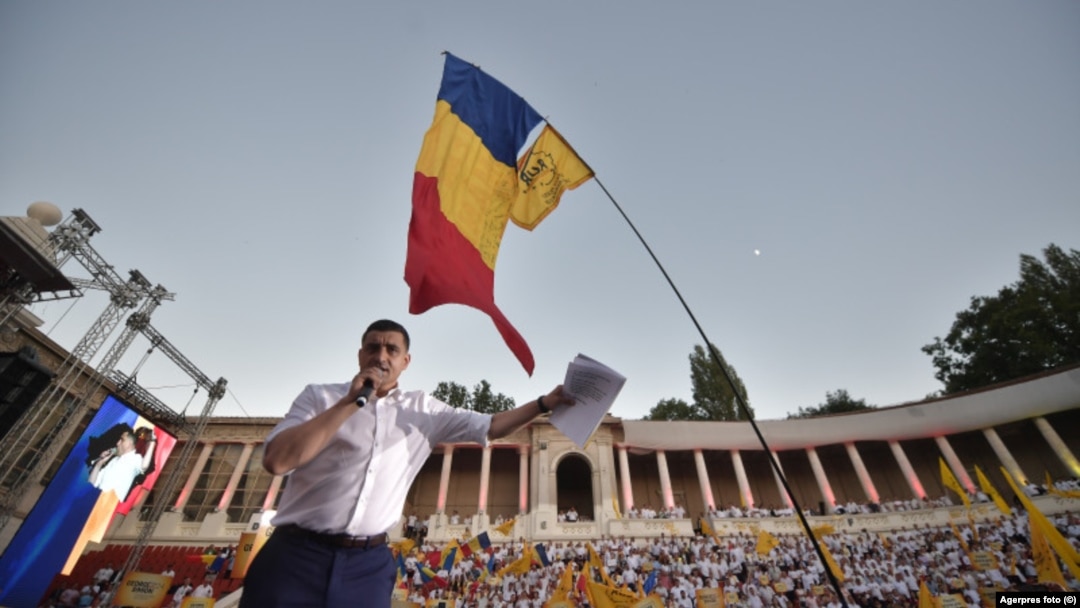 George Simion a anunțat sâmbătă, 15 iunie 2024, la Arenele Romane din București, că intră în cursa pentru funcția de președinte al României.
