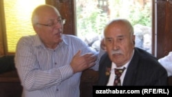 Ýazgeldi Seýidow (sagda) Azatlyk Radiosynyň ozalky baýry žurnalisti Nazar Hudaýberdi bilen. Moskwa. 2012 ý.