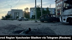 Гильза от боеприпаса на поврежденной улице после обстрела города Шебекино Белгородской области, Россия, 31 мая 2023 года