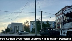 Čahure na ulici nakon kako se navodi granatiranja ukrajinskih snaga u regiji Belgorod, 31. maj 2023.