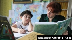Учительница русского языка и ученик. Иллюстративное фото