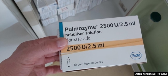 Ilaçi Pulmozyme për fibrozë cistike që duhet të ruhet në frigorifer.