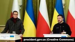Президент України Володимир Зеленський і прем’єр-міністр Польщі Матеуш Моравецький (ліворуч). Київ, 24 лютого 2023 року