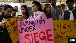 په اسلام اباد کې خبریالان پر رسنیو د محدودیتونو پر ضد مظاهره کوي - انځور له ارشیفه.