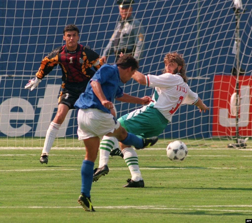 Звездата на Италия Роберто Баджо отбелязва първия гол за тима си при победата над България с 2:1 на полуфинала на "САЩ 94" пред погледите на Трифон Иванов и Борислав Михайлов, Ийст Ръдърфорд, 13 юли 1994 г.