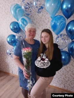 Влада Веремеєнко з бабусею Валентиною. Фото з особистого архіву родини
