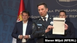 Načelnik Policijske uprave u Beogradu pokazuje plan škole koji je policija pronašla u stanu osumnjičenog za napad na OŠ "Vladislav Ribnikar" (3. maj 2023. godine)