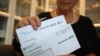 Egy nő kitölti a népszámlálás online kérdőívét Gödöllőn 2022. október 1-jén