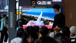 Ljudi u Seulu prate vijesti o sjevernokorejskom lansiranju projektila, Južna Koreja, 30. maja 2024.